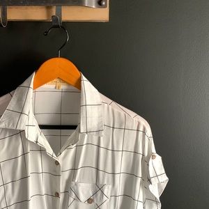 Short sleeve button up front tie shirt
